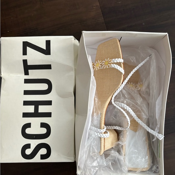 *New in Box* Schutz Hida Floral sandals - Picture 2 of 3